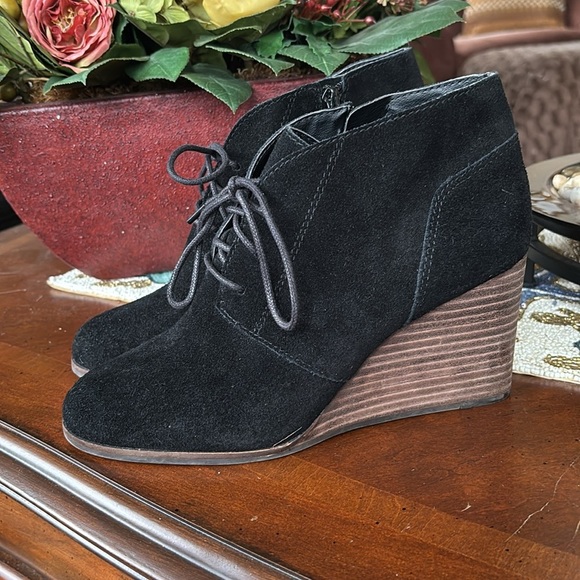 Lucky Brand Genuine Suede Black Lace Up Wedge Ankle Boots Booties w/ Side Zipper - Picture 4 of 15